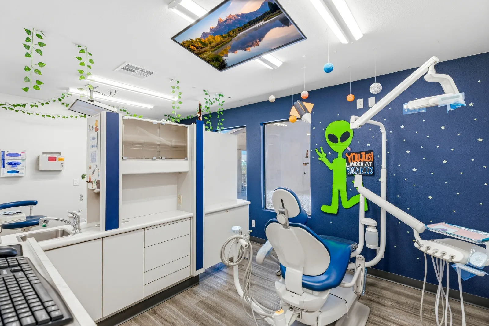 Boca Kids Dentistry space-themed pediatric operatory with a green alien mural and glow-in-the-dark stars, Southeast Las Vegas